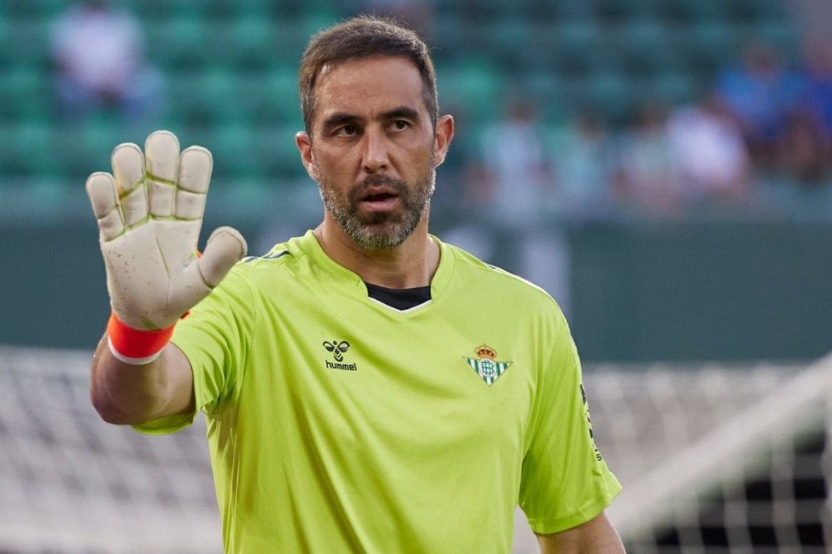 El arquero chileno será uno de los líderes de la plantilla de Betis en esta nueva temporada.