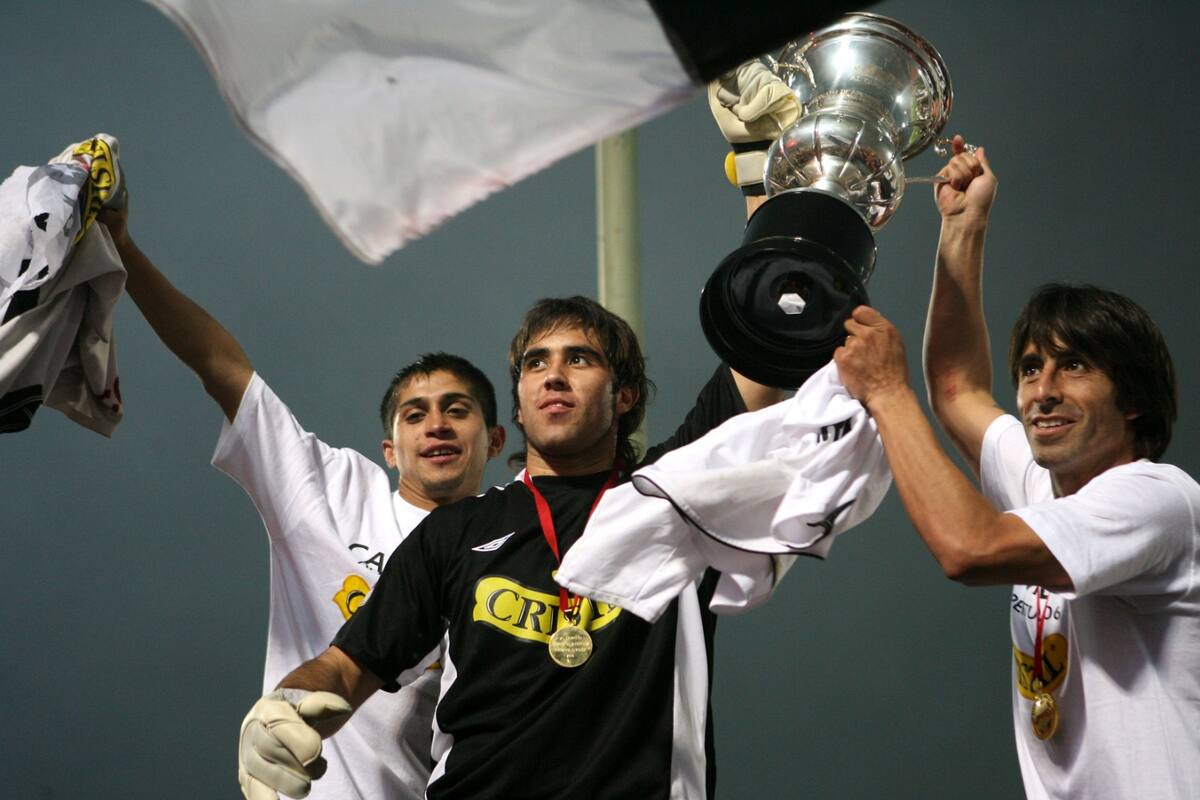 Claudio Bravo con la camiseta de Colo Colo.