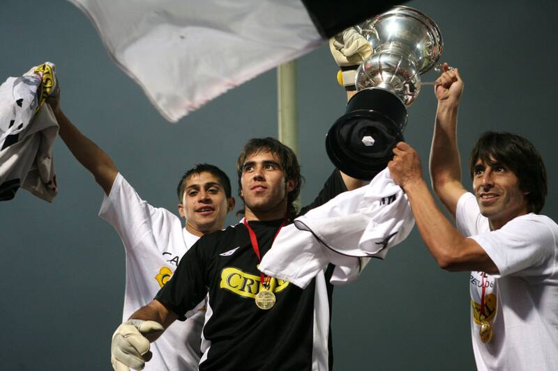 Claudio Bravo con la camiseta de Colo Colo.