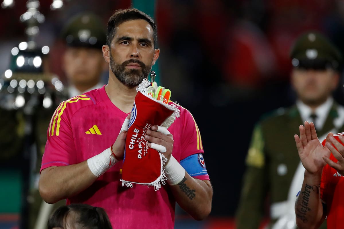 Claudio Bravo no estará contra Uruguay y Colombia por las Eliminatorias Sudamericanas.