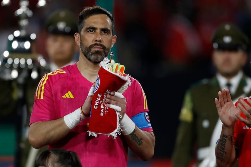 Bravo defendiendo la camiseta de La Roja.