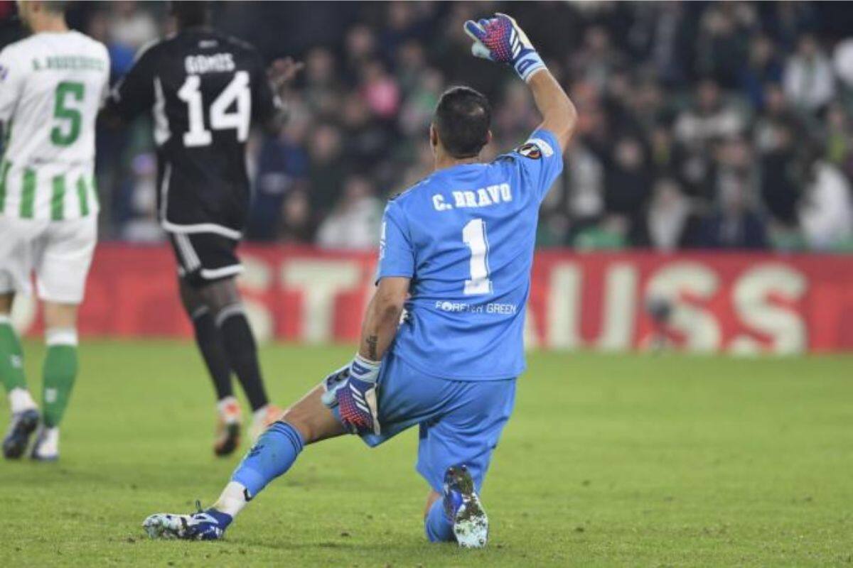 El momento en que el arquero chileno sintió la molestia en el partido de Europa League ante Aris Limassol, el 9 de noviembre pasado. Foto: El Desmarque.
