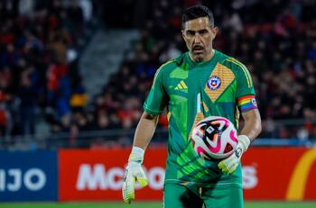 Balde de agua fría: Claudio Bravo sale por lesión ante Paraguay y peligra para la Copa América 2024