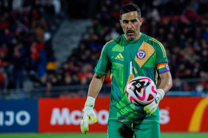 Claudio Bravo disputó 45 minutos del encuentro ante Paraguay y encendió las alarmas en La Roja. (Foto: Aton)