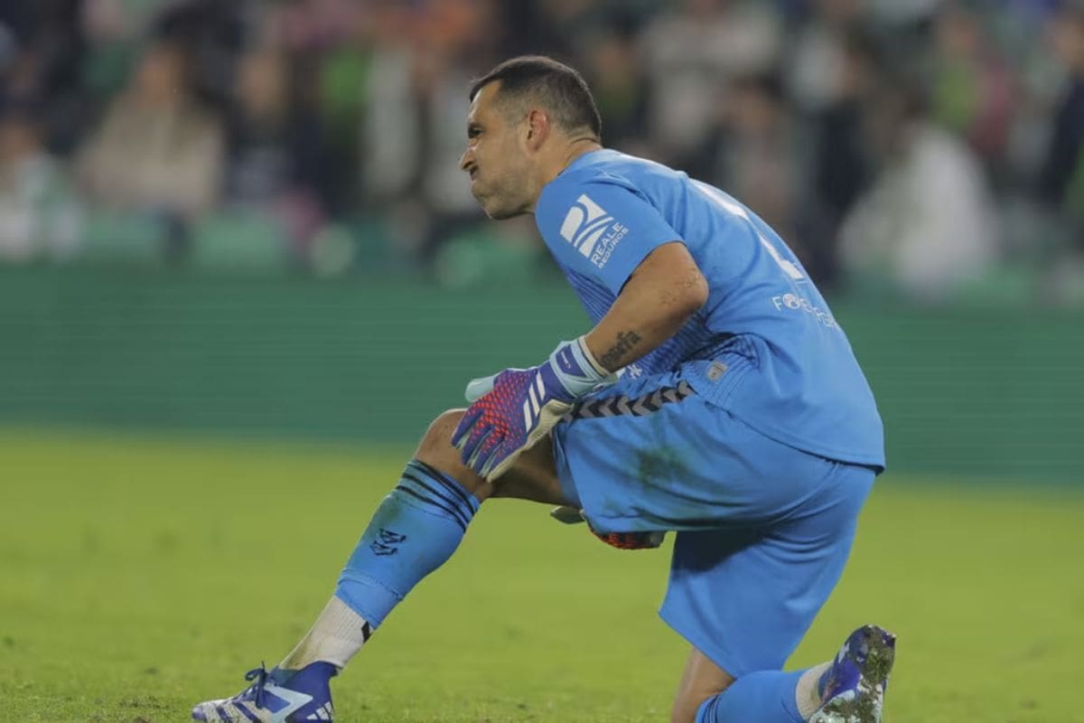 Claudio Bravo se perderá el Derbi de Sevilla por una lesión muscular.