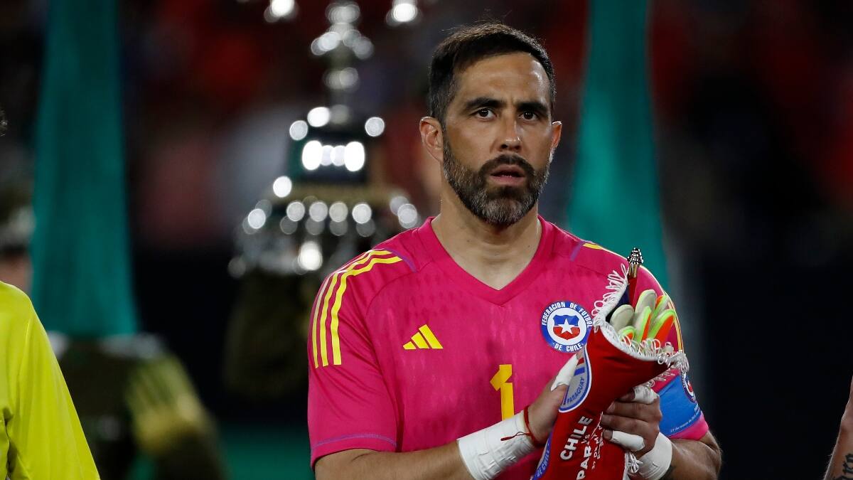 “Hay un problema en el camarín”: revelan la razón por la que Claudio Bravo no llegaría a Colo Colo