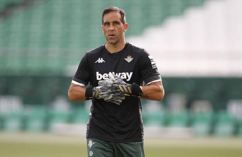 tiene contrato hasta 2024 con el Real Betis