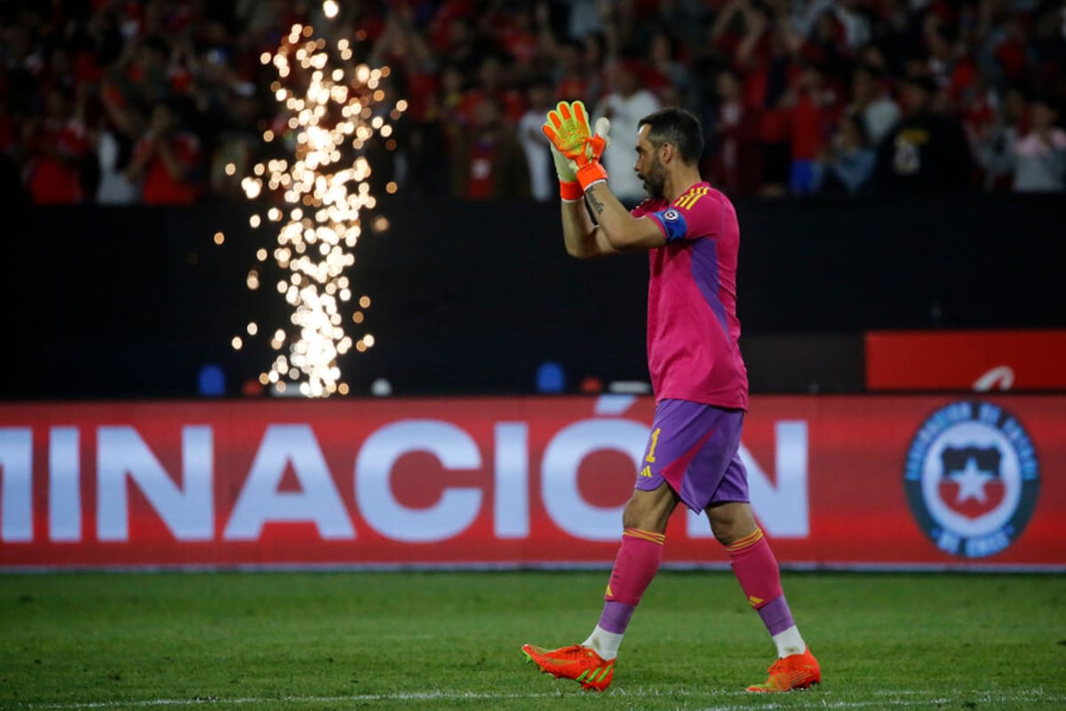 El golero de La Roja condicionó su permanencia en el fútbol. Foto: Aton.