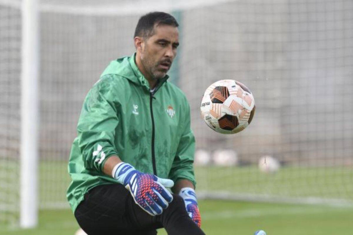 El arquero chileno se encuentra sin club, tras su salida del Real Betis. Foto: El Desmarque.