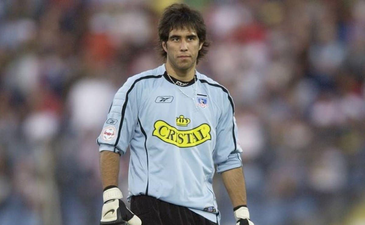 Claudio Bravo en sus inicios como arquero de Colo Colo