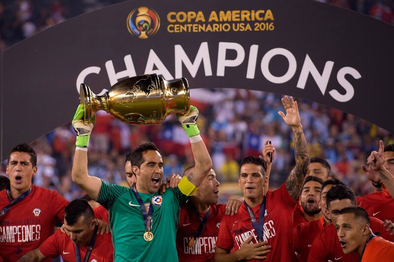 Claudio Bravo suma 150 partidos con la Selección Chilena, con la que ha ganado dos títulos de Copa América.