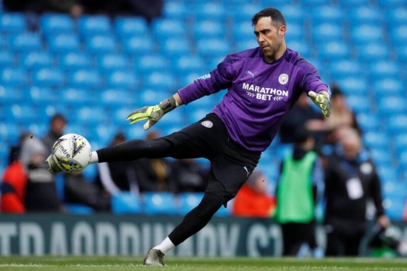 Claudio Bravo sufrió un fuerte golpe que lo marginó de la última práctica del Betis.