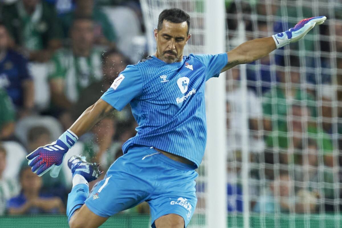 El arquero chileno destacó en triunfo de Betis ante Valencia.
