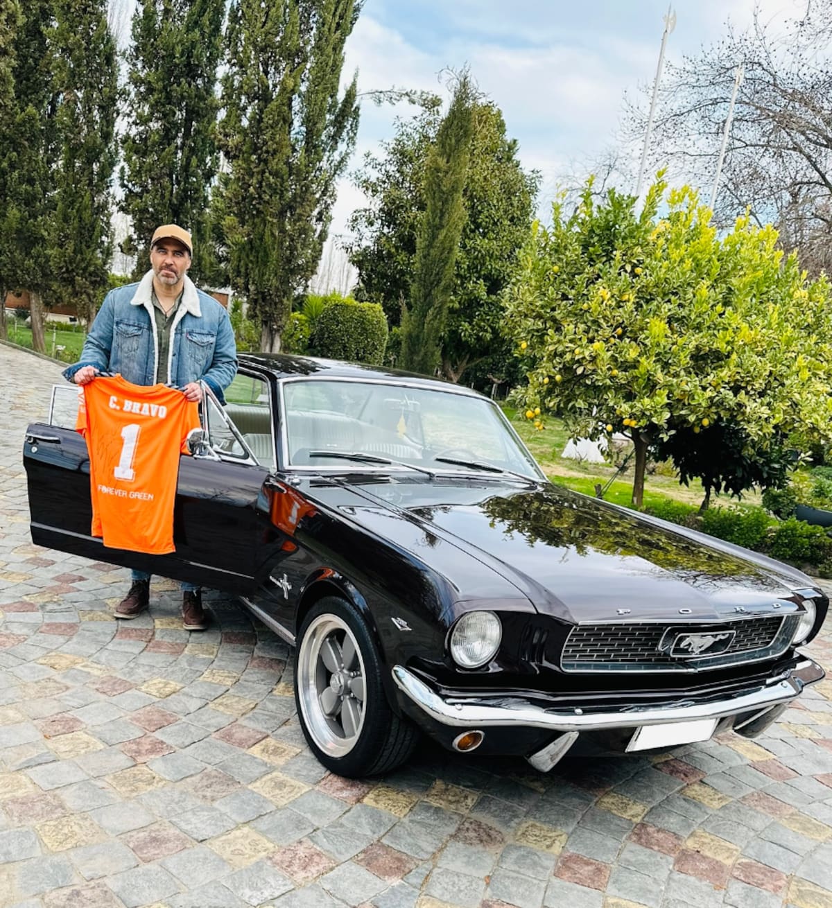 Claudio Bravo posa junto a su Ford Mustang Coupé de 1966.