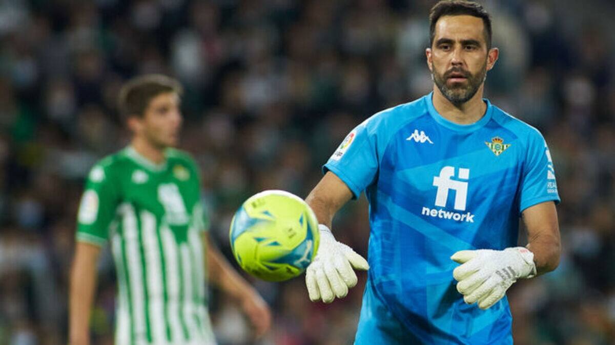 Claudio Bravo podría reaparecer en la titularidad del equipo bético este domingo contra el Mallorca.