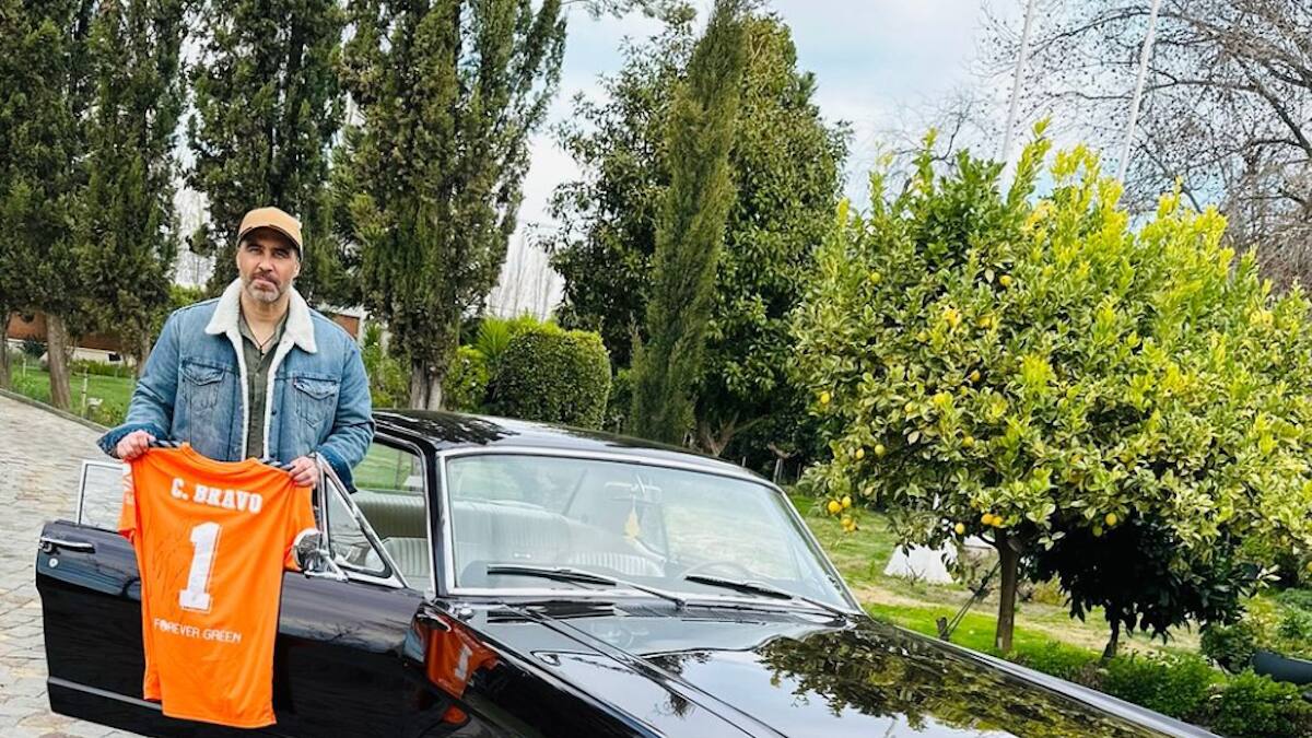 ¿Cuánto cuesta el auto de colección con que Claudio Bravo se luce en su regreso a Chile?