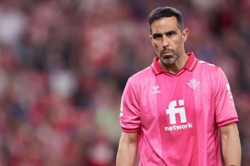 El arquero chileno Claudio Bravo tendría el visto bueno de Manuel Pellegrini para seguir un año más en el Real Betis.