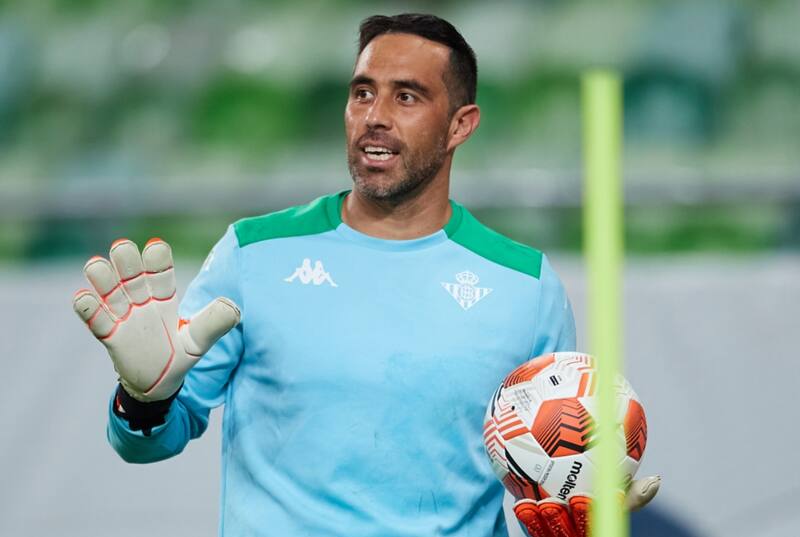 El arquero chileno termina contrato con el Betis en junio próximo.