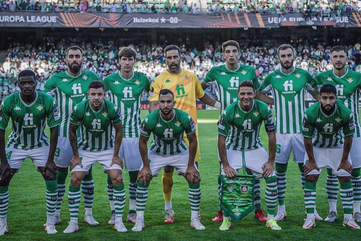 Claudio Bravo al lado de Edgar, en un partido de Europa League con el Betis.