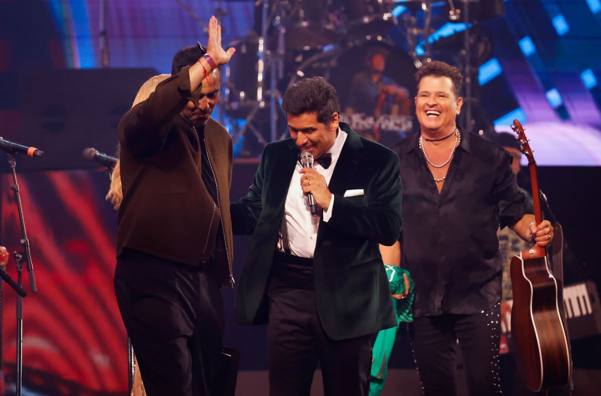 Carlos Vives recibió sorpresivo y futbolero regalo de Claudio Bravo en pleno show de Viña 2025