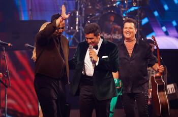 Carlos Vives recibió sorpresivo y futbolero regalo de Claudio Bravo en pleno show de Viña 2025