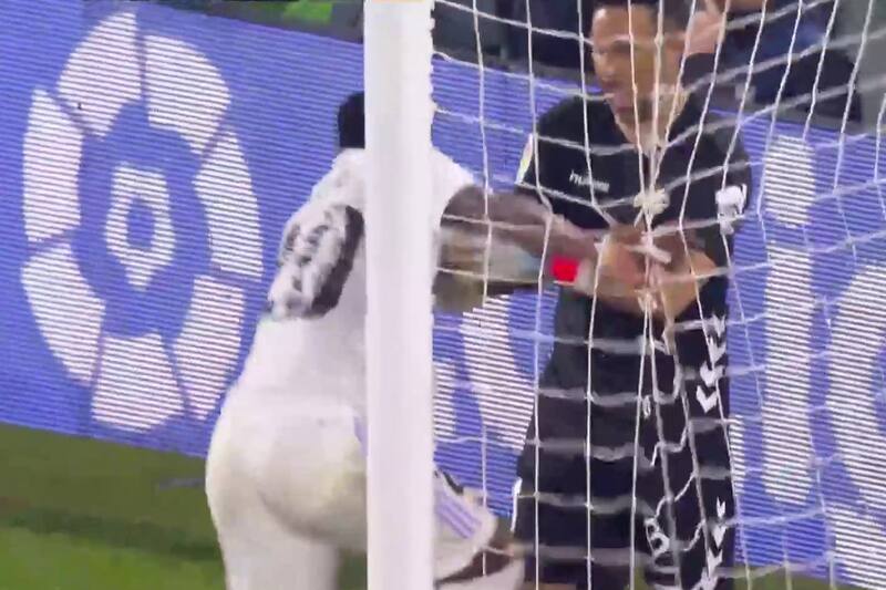 Claudio Bravo se enfrascó con Vinicius Jr.
Foto: Twitter