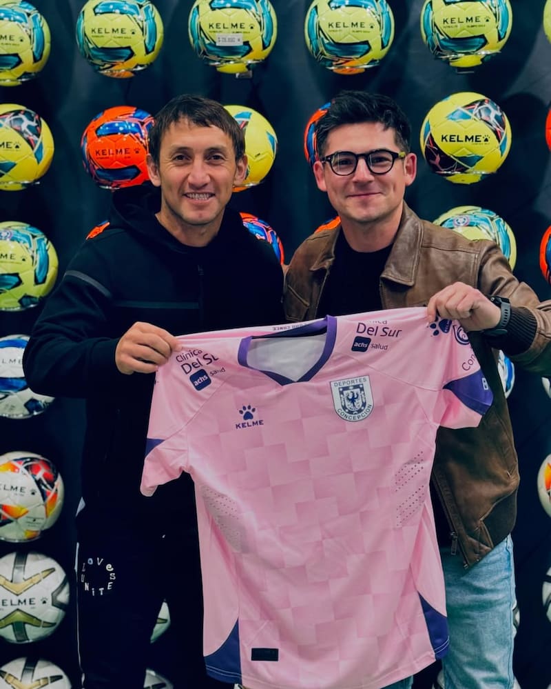 El actor junto a Gabriel Vargas, delantero histórico del León de Collao.