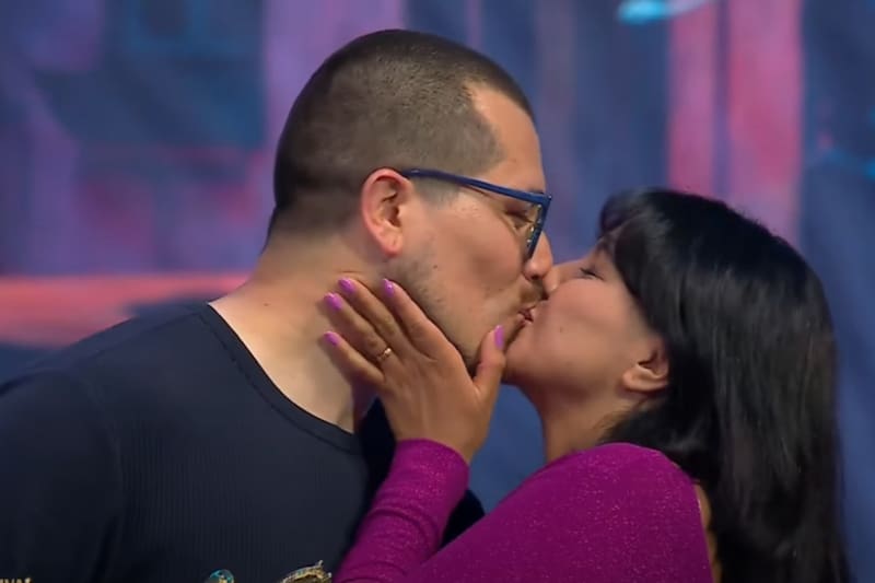 El tierno beso entre el humorista y su pareja.