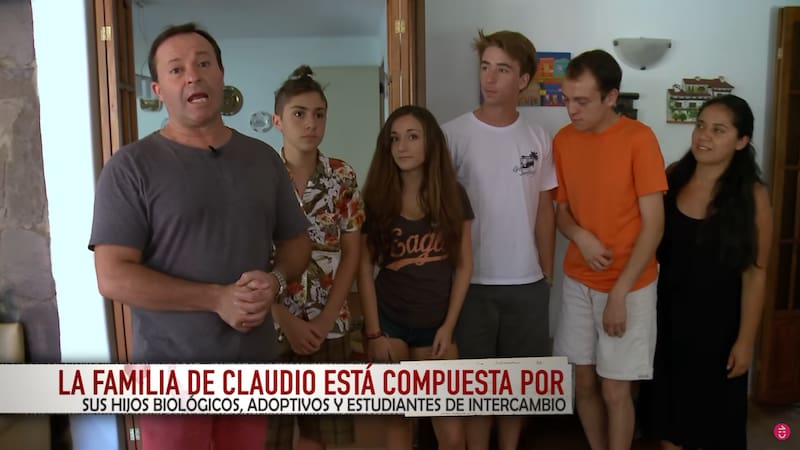 Claudio Moreno y cinco de sus siete hijos