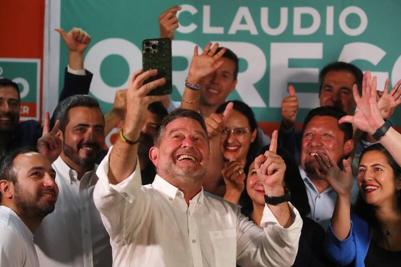 se convirtió nuevamente en gobernadore de la Región Metropolitana.