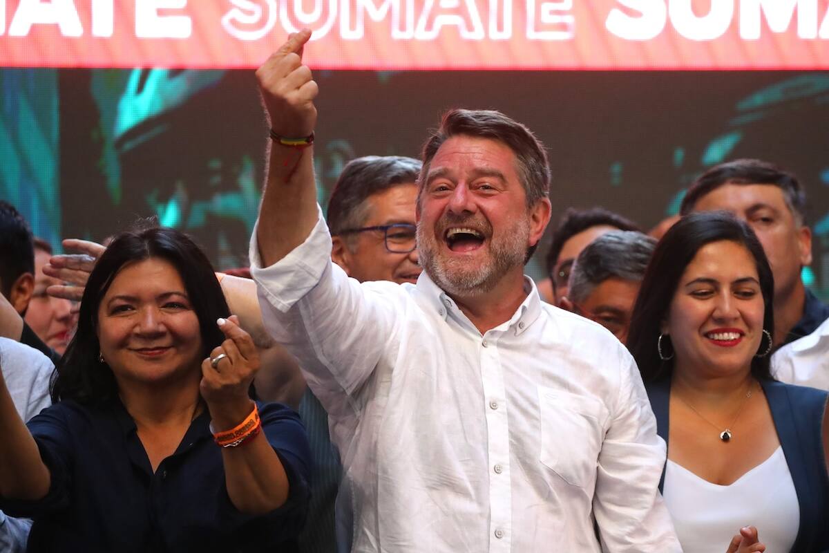 consiguió el triunfo y fue reelecto como gobernador de la Región Metropolitana.
