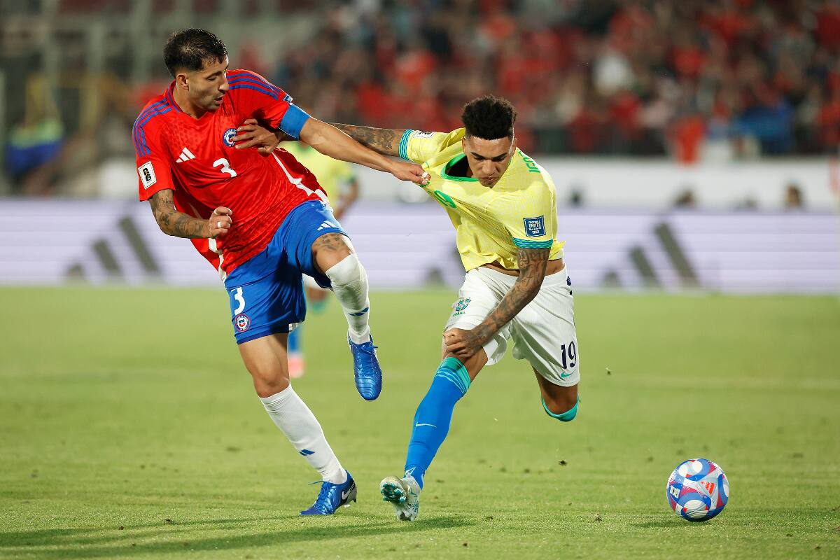 tuvo un lapsus antes del inicio de partido entre Chile y Brasil. (Foto: Aton)