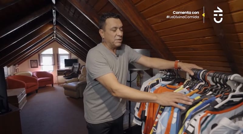 Claudio Palma mostró su colección de poleras de fútbol.