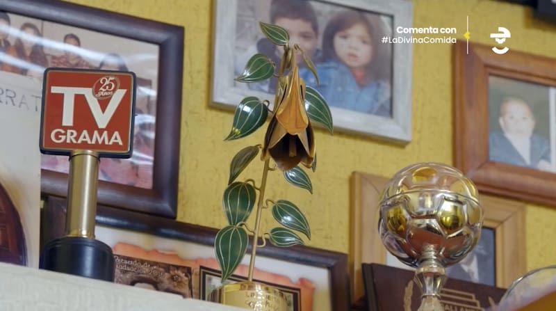 Claudio Palma mostró su Copihue de Oro.