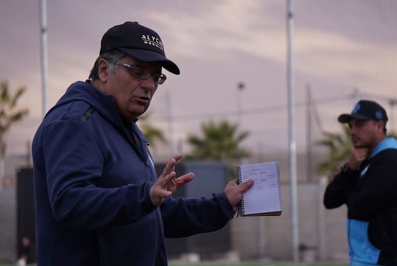 El experimentado entrenador que ha sido parte histórica del futbol femenino de Chile. Foto @claudioquintiliani en Instagram
