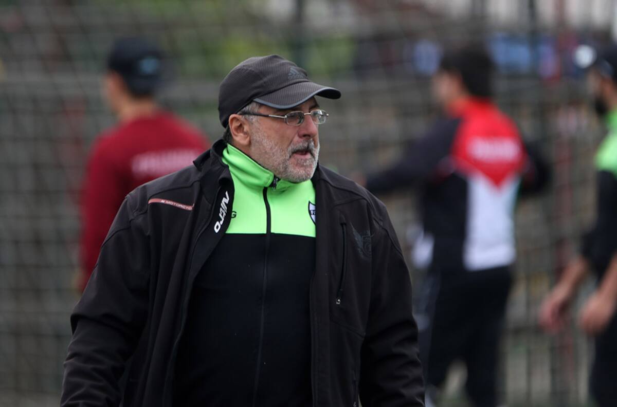 Avezado entrenador del fútbol chileno sufrió problema al corazón y está internado en la UCI