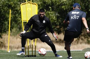Acompañado de 3 chilenos: el portero nacional Claudio Santis parte al fútbol europeo