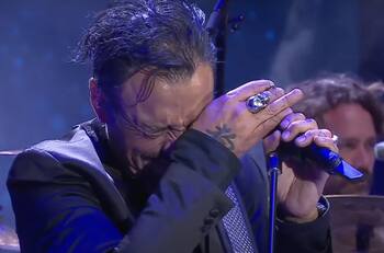 “Quiero agradecer...”: Vocalista de Lucybell rompe en llanto en pleno show del Festival del Huaso de Olmué 2025