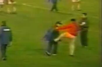 El día que un periodista le pegó una patada en el trasero a Clavito Godoy y terminó detenido