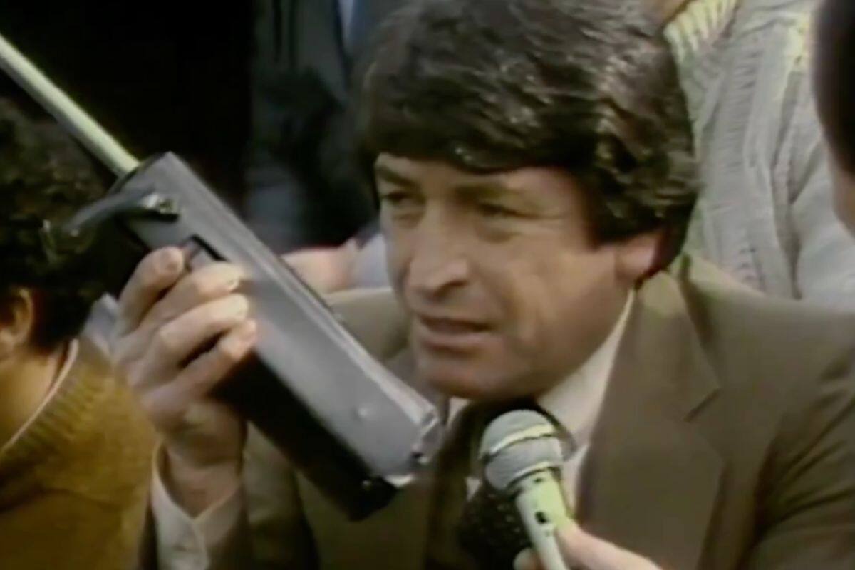 dando instrucciones por walkie-talkie