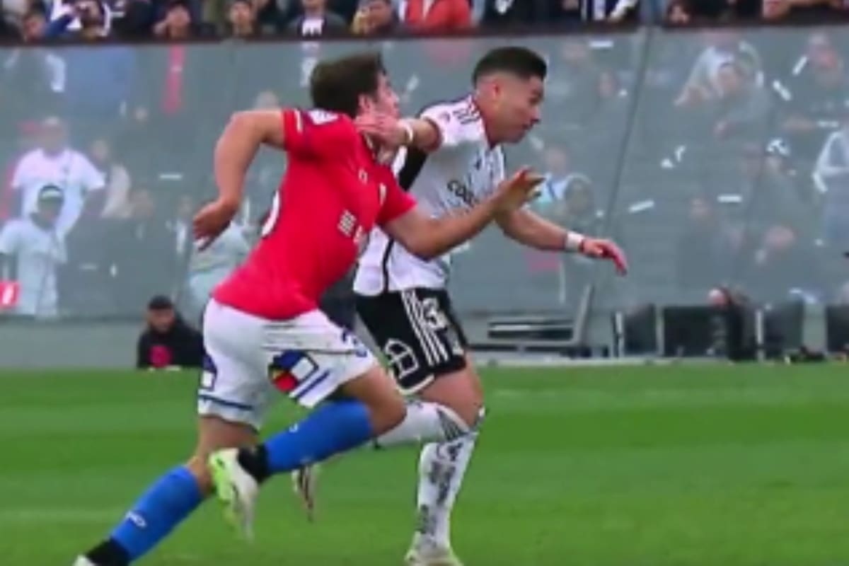 Clemente Montes fue golpeado en el área por Óscar Opazo. Foto: Captura.