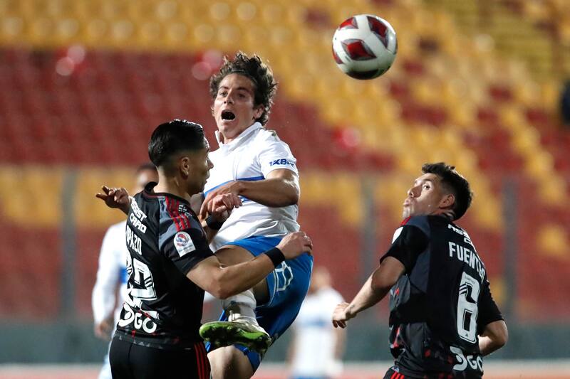 Clemente Montes jugando por Universidad Católica ante Colo Colo en Santa Laura (Foto: Aton)