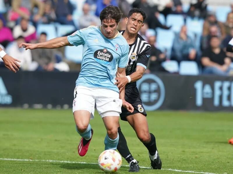 El futbolista chileno Clemente Montes en un partido del Celta B.
