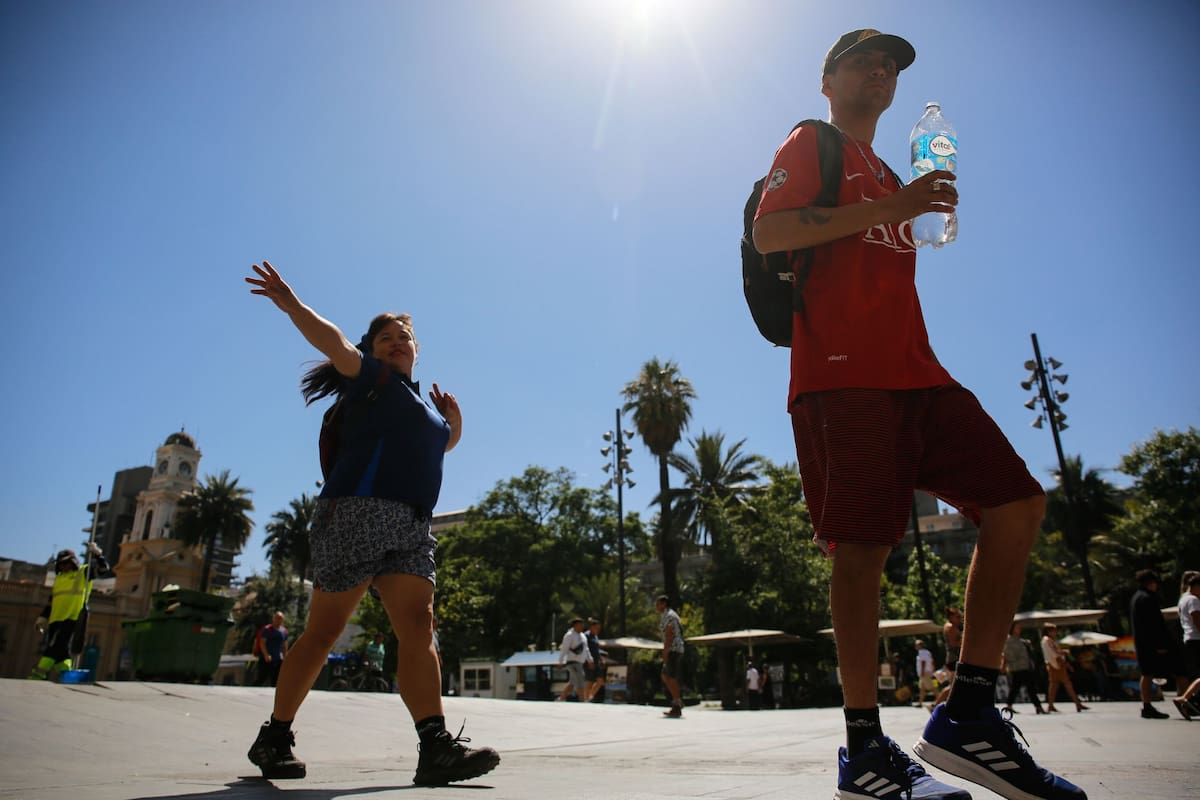 La entidad informó que durante esta semana las máximas no bajarán de los 30 °C en Santiago.
Créditos: Aton.