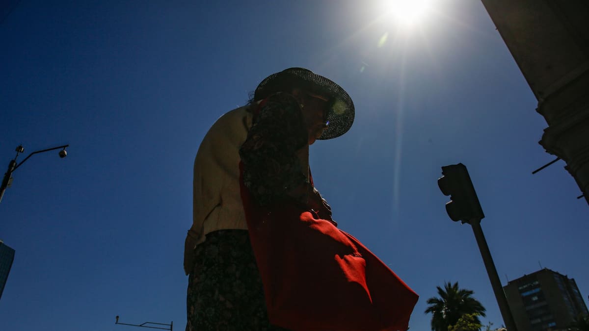 Emiten aviso por altas temperaturas en seis regiones de Chile: Máximas bordearán los 34 °C
