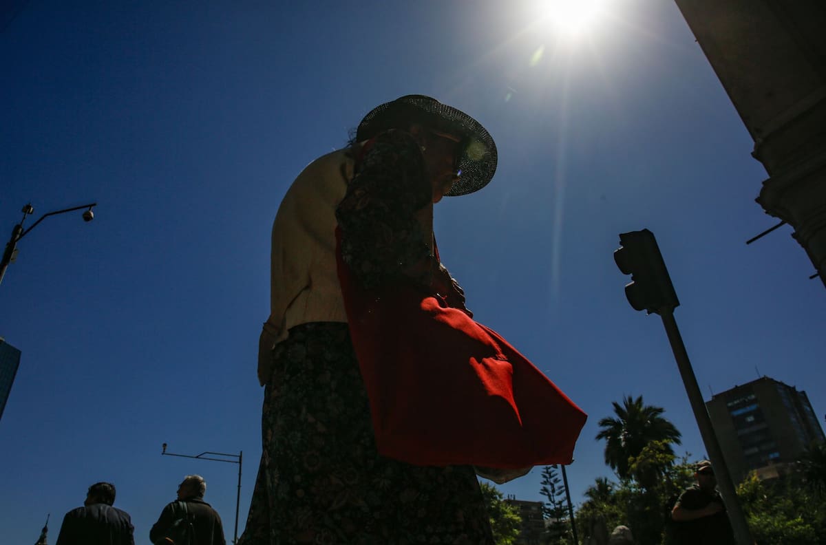 Emiten aviso por altas temperaturas en seis regiones de Chile: Máximas bordearán los 34 °C