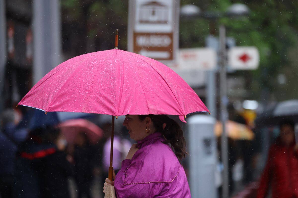 A esta hora caerán las primeras gotas en Santiago, según el meteorólogo de Mega.
Créditos: Aton.