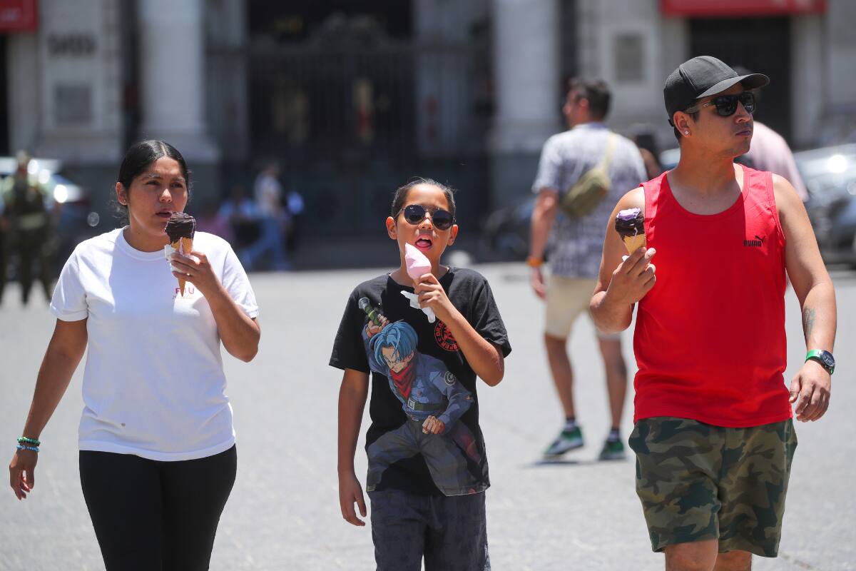 De acuerdo a la DMC, la semana partirá con altas temperaturas en la zona central.