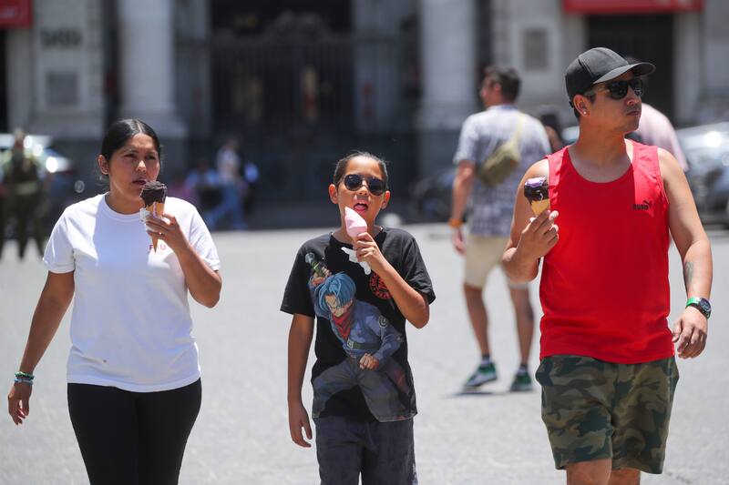 De acuerdo a la DMC, la semana partirá con altas temperaturas en la zona central.
