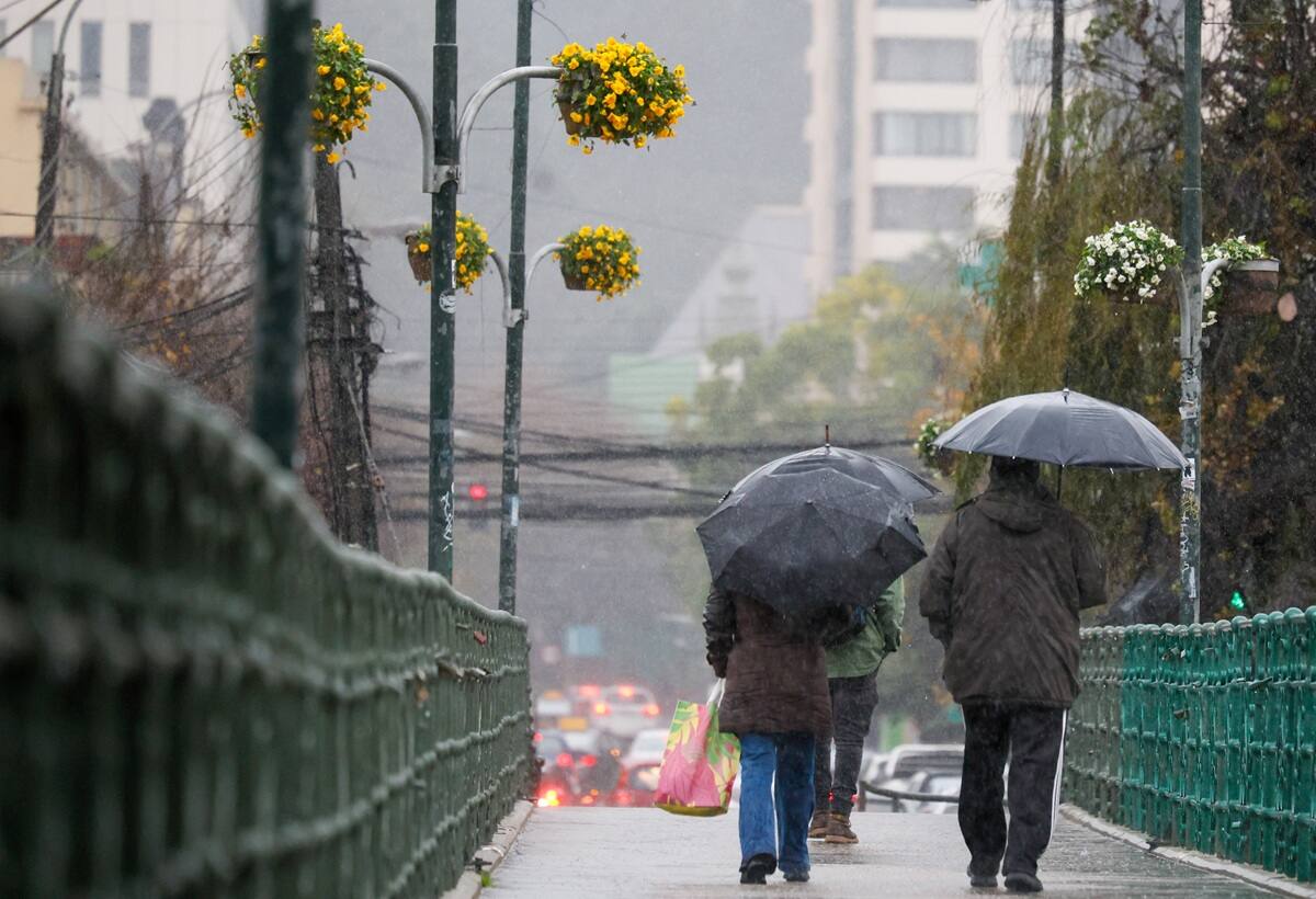 El sábado también llovería durante la tarde en Santiago.